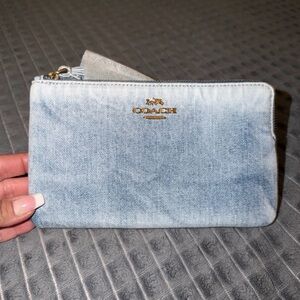 Coach 🩵 NWT Light Blue Denim Wristlet with Gold Logo